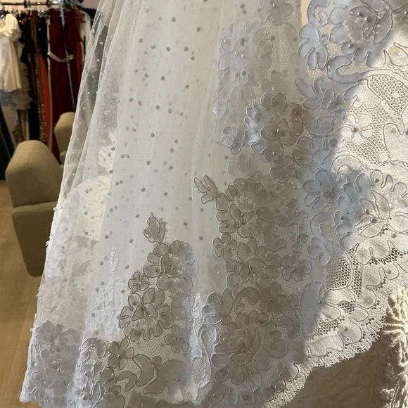 Elegant White Lace Bridal Cathedral Veil - Picture 5 of 5